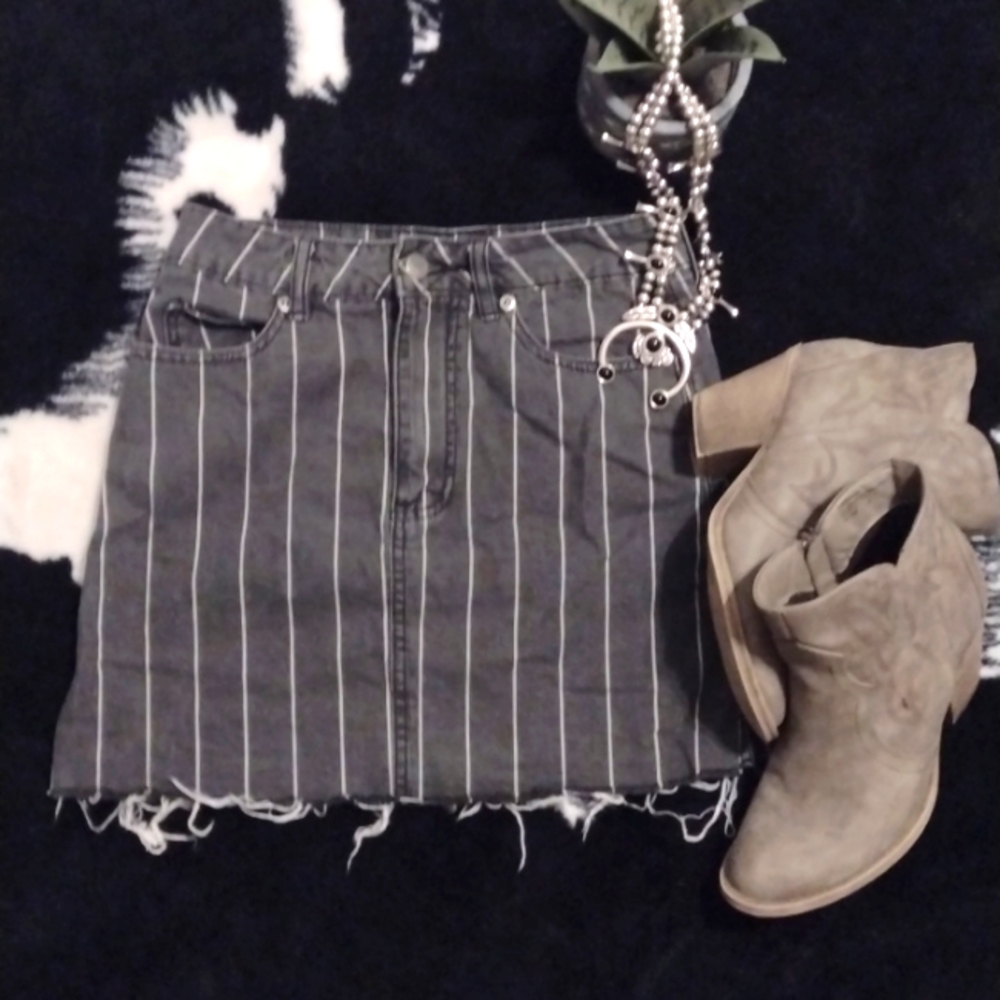 Rvca pin stripped skirt